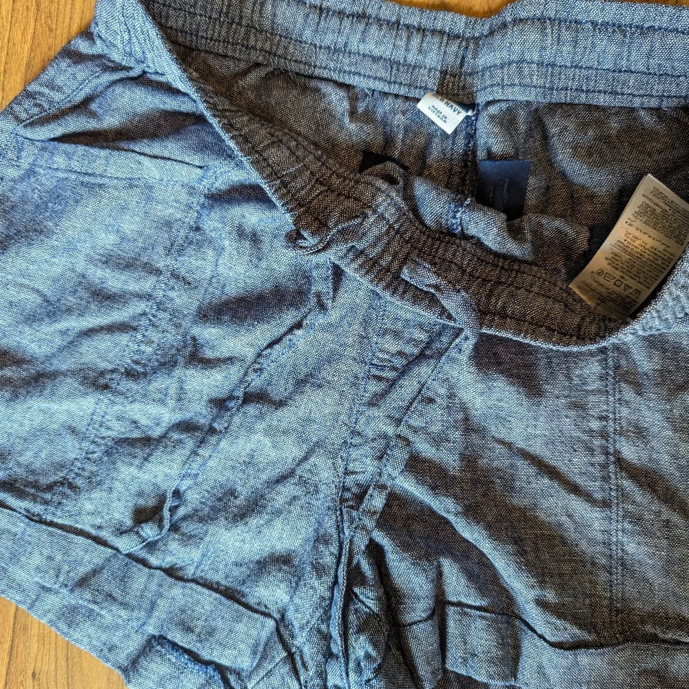 Old Navy High-Rise Linen Blend Chambray Shorts in Blue, Size Small